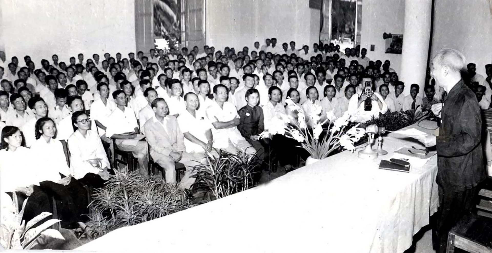 Chủ tịch Hồ Chí Minh với các nhà báo tại Đại hội III, Hội Nhà báo Việt Nam, năm 1962. (Nguồn: Bảo tàng Báo chí Việt Nam) Chủ tịch Hồ Chí Minh với các nhà báo tại Đại hội III, Hội Nhà báo Việt Nam, năm 1962. (Nguồn: Bảo tàng Báo chí Việt Nam)