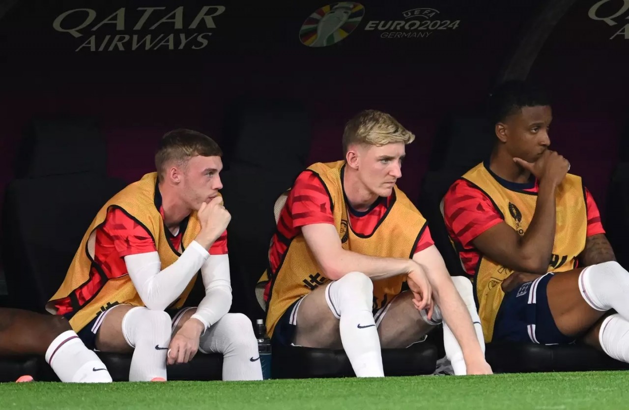 Cole Palmer hờ hững với HLV Gareth Southgate sau trận tuyển Anh hòa Đan Mạch Cole Palmer hờ hững với HLV Gareth Southgate sau trận tuyển Anh hòa Đan Mạch
