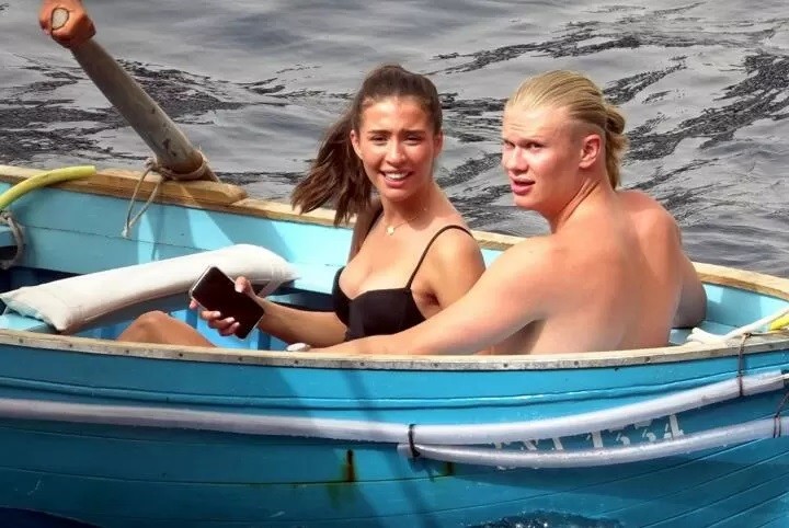 Erling Haaland và bạn gái Isabel nghỉ mát ở Italy Erling Haaland và bạn gái Isabel nghỉ mát ở Italy