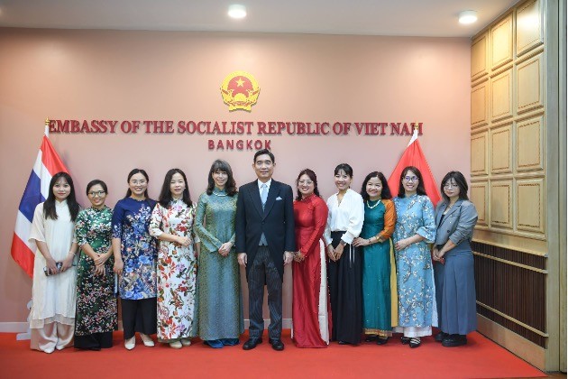 Cán bộ nhân viên Đại sứ quán chụp ảnh cùng Đại sứ trước khi đi trình Thư ủy. nhiệm