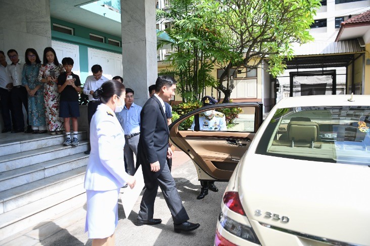 Đại sứ Phạm Việt Hùng trình Thư ủy nhiệm lên Nhà Vua Thái Lan. Trong ảnh, Đoàn xe Lễ tân Hoàng gia Thái Lan đến đón Đại sứ Phạm Việt Hùng tại Đại sứ quán.