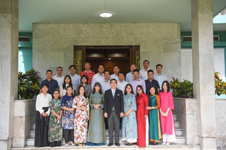Cán bộ nhân viên Đại sứ quán chụp ảnh cùng Đại sứ trước khi đi trình Thư ủy. nhiệm