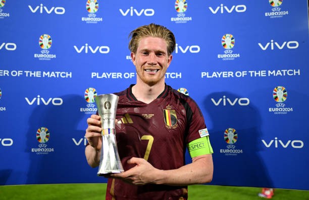 De Bruyne nhận giải cầu thủ xuất sắc nhất. (Nguồn Getty Images) De Bruyne nhận giải cầu thủ xuất sắc nhất. (Nguồn Getty Images)