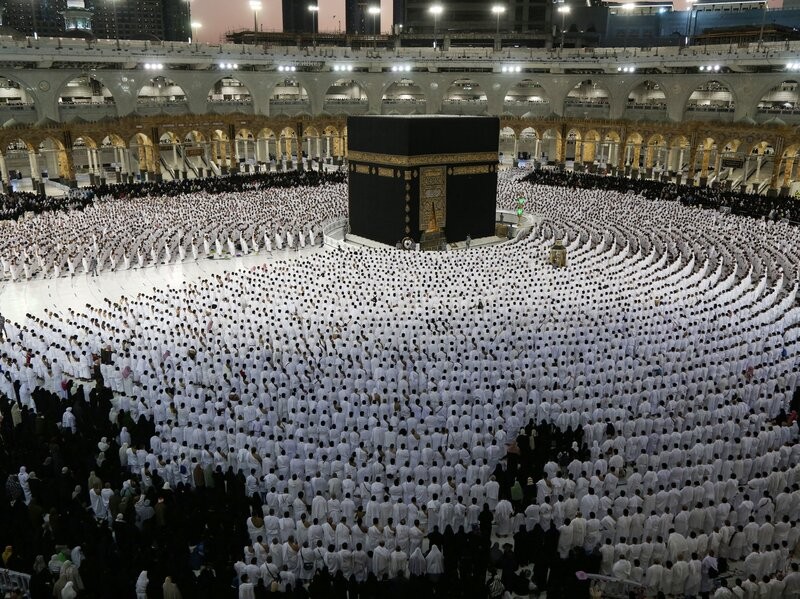 Các tín đồ Hồi giáo cầu nguyện tại Đền thờ Lớn ở thánh địa Mecca, Saudi Arabia, trong lễ hành hương Hajj. (Nguồn: NPR) Các tín đồ Hồi giáo cầu nguyện tại Đền thờ Lớn ở thánh địa Mecca, Saudi Arabia, trong lễ hành hương Hajj. (Nguồn: NPR)