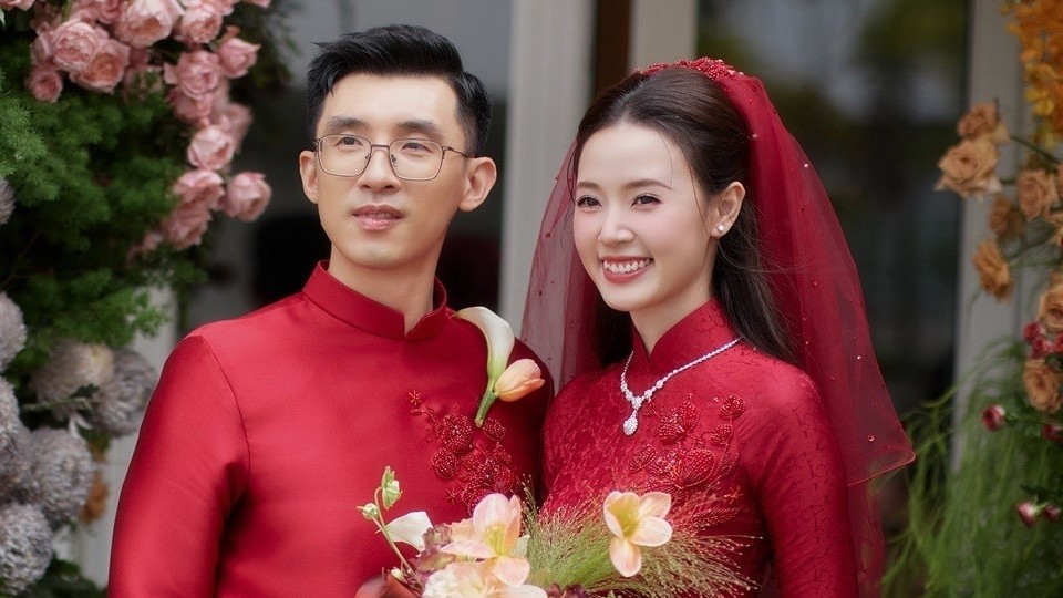 Hình ảnh diễn viên Midu diện áo dài đỏ đẹp đôi bên chồng doanh nhân trong lễ ăn hỏi