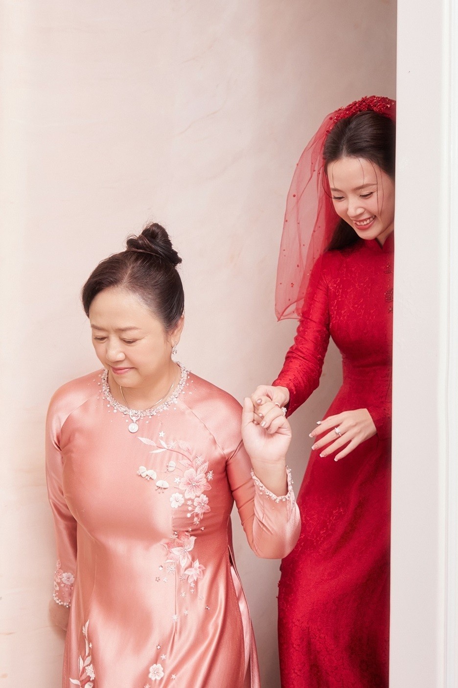 Midu tổ chức lễ ăn hỏi với Minh Đạt tại nhà riêng ở TP. Thủ Đức sáng 23/6. Cô được mẹ dắt từ phòng ra chào quan khách. Midu tổ chức lễ ăn hỏi với Minh Đạt tại nhà riêng ở TP. Thủ Đức sáng 23/6. Cô được mẹ dắt từ phòng ra chào quan khách.