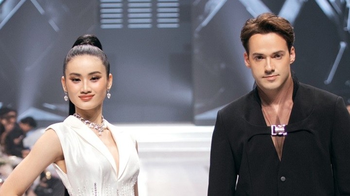 Hoa hậu Ý Nhi và Nam vương thế giới 2019 Jack Heslewood trình diễn BST thời trang nam