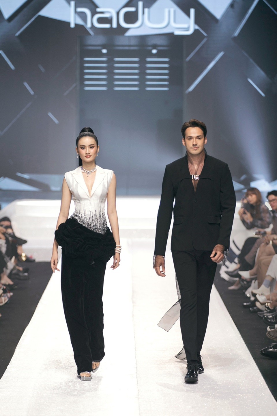 Hoa hậu Thế giới Việt Nam 2023 Huỳnh Trần Ý Nhi sóng đôi Nam vương thế giới 2019 Jack Heslewood trong vai trò vedette bộ sưu tập Man of Youthful của nhà thiết kế (NTK) Hà Duy. Sự kiện đánh dấu sự trở lại trên sàn catwalk của Ý Nhi sau thời gian sang Australia du học.