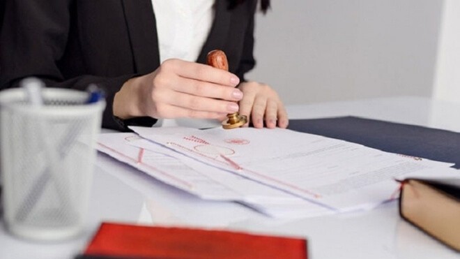 Đề xuất có thể xuất trình thẻ căn cước đã tích hợp trên VNeID trong chứng thực hợp đồng