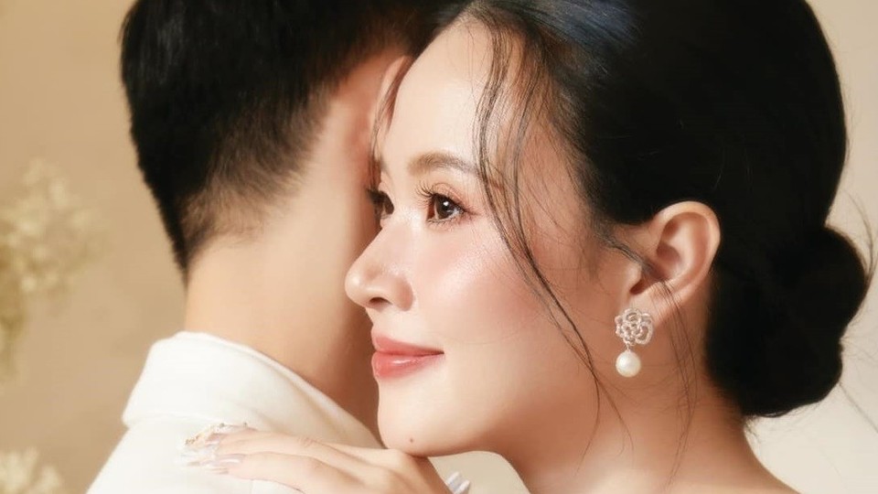 Midu ngọt ngào cùng chồng doanh danh nhân trong bộ ảnh cưới chụp tại studio