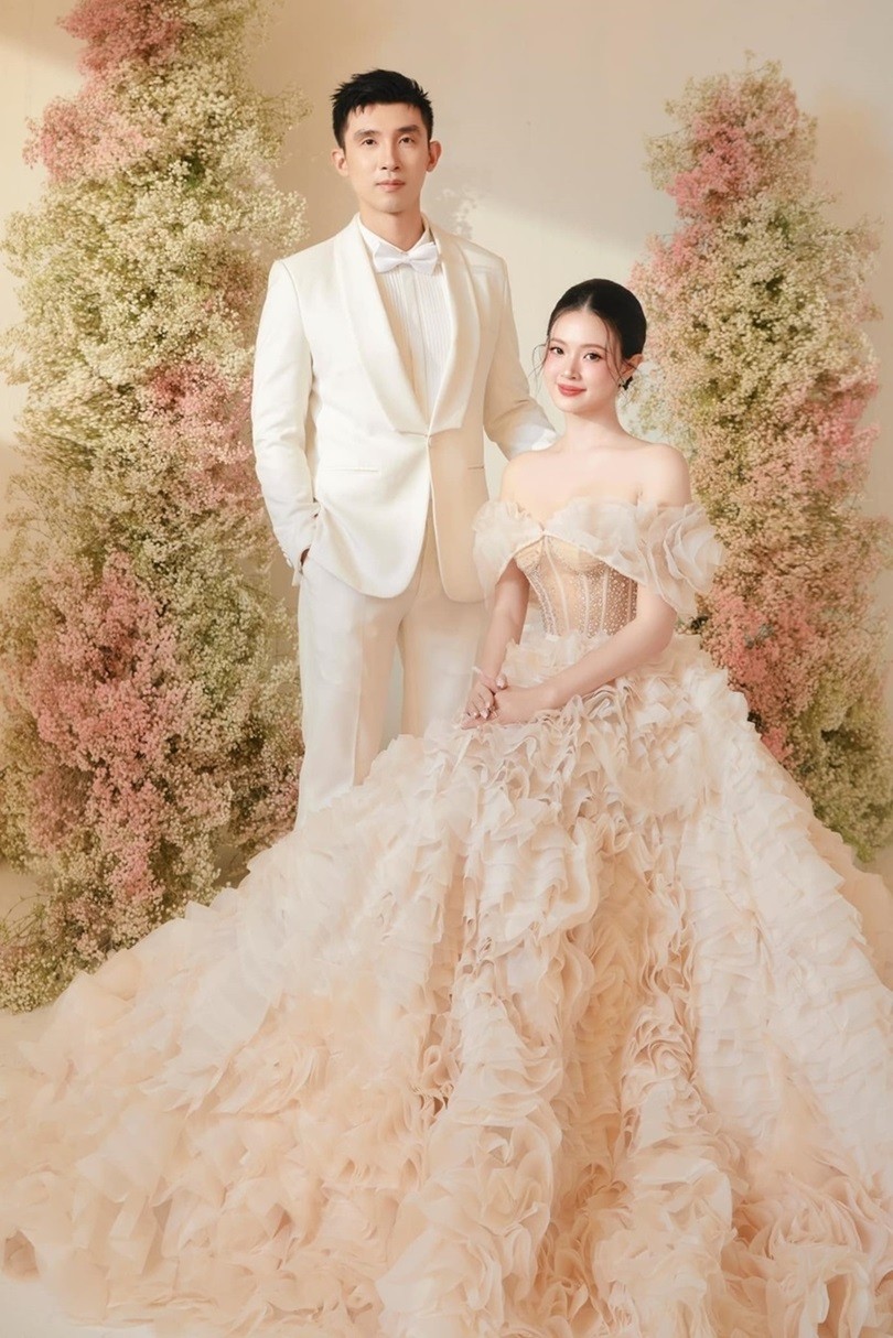 Stylist Trần Nhật Duy lo trang phục cưới cho Midu. Anh tiết lộ, đầm cô dâu mặc lấy cảm hứng từ đóa hoa hồng nở rộ, thuộc bộ sưu tập La Rosa của nhà thiết kế Phương Linh. Xiêm y vai trần. đính pha lê swarovski giúp nữ diễn viên thêm lộng lẫy. (Ảnh: Hồ Quốc Hoàng) Stylist Trần Nhật Duy lo trang phục cưới cho Midu. Anh tiết lộ, đầm cô dâu mặc lấy cảm hứng từ đóa hoa hồng nở rộ, thuộc bộ sưu tập La Rosa của nhà thiết kế Phương Linh. Xiêm y vai trần. đính pha lê swarovski giúp nữ diễn viên thêm lộng lẫy. (Ảnh: Hồ Quốc Hoàng)