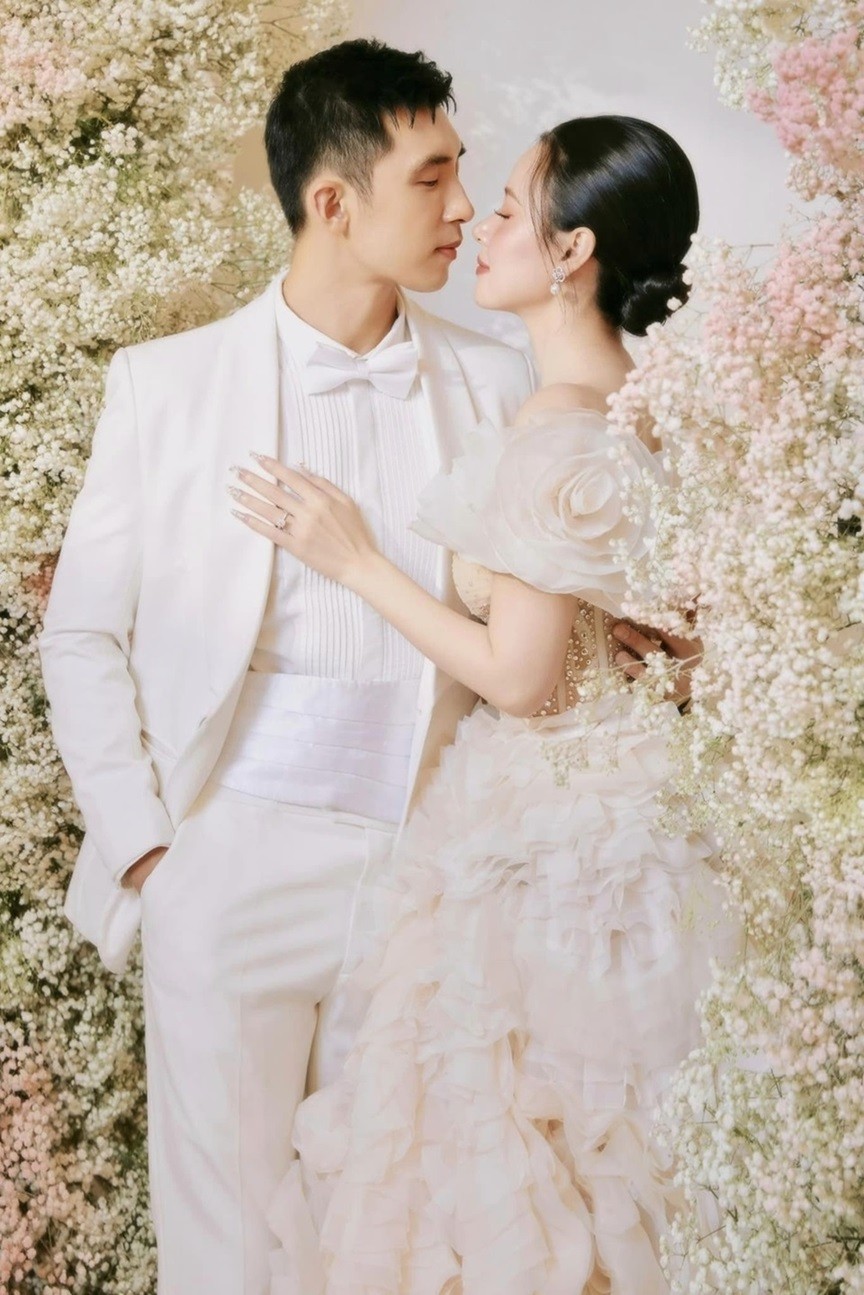 Vợ chồng Midu ghi lại những hình ảnh lãng mạn trong studio. Nữ diễn viên vui vì được nhiều người khen trông trẻ trung hơn tuổi thật, nhìn xứng đôi bên hôn phu kém một tuổi. (Ảnh: Hồ Quốc Hoàng) Vợ chồng Midu ghi lại những hình ảnh lãng mạn trong studio. Nữ diễn viên vui vì được nhiều người khen trông trẻ trung hơn tuổi thật, nhìn xứng đôi bên hôn phu kém một tuổi. (Ảnh: Hồ Quốc Hoàng)