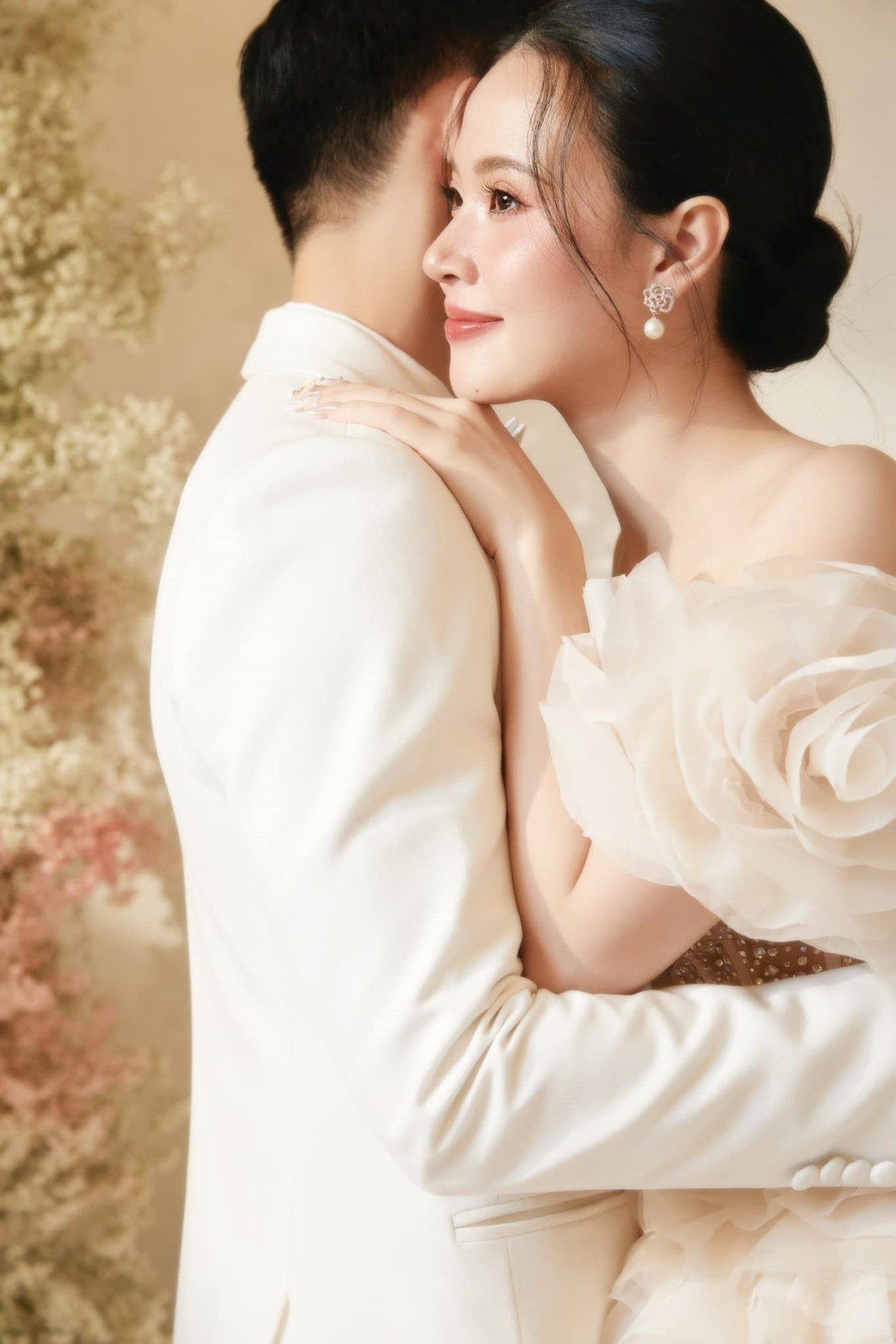 Đôi tình nhân tái hiện khoảnh khắc lãng mạn. Thay vì tạo dáng cầu kỳ, Midu và chồng thể hiện những cử chỉ thân mật giống cuộc sống đời thường. (Ảnh: Hồ Quốc Hoàng) Đôi tình nhân tái hiện khoảnh khắc lãng mạn. Thay vì tạo dáng cầu kỳ, Midu và chồng thể hiện những cử chỉ thân mật giống cuộc sống đời thường. (Ảnh: Hồ Quốc Hoàng)