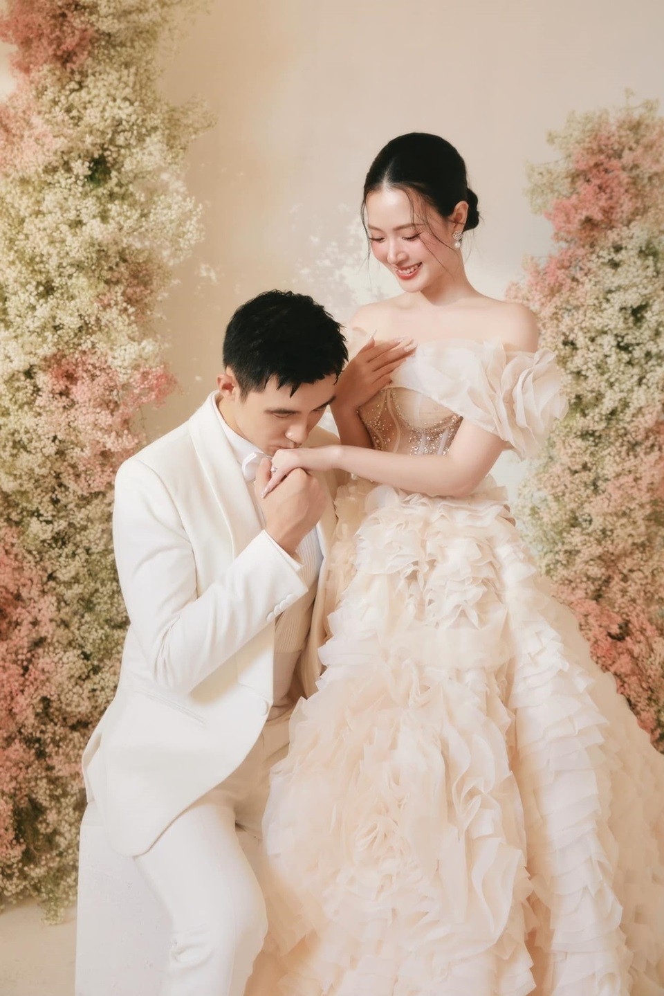 Chia sẻ cảm nhận về bạn đời, Midu cho biết, cô thấy rất thân quen, có sự kết nối đặc biệt giữa hai người từ những lần gặp đầu tiên. (Ảnh: Hồ Quốc Hoàng) Chia sẻ cảm nhận về bạn đời, Midu cho biết, cô thấy rất thân quen, có sự kết nối đặc biệt giữa hai người từ những lần gặp đầu tiên. (Ảnh: Hồ Quốc Hoàng)