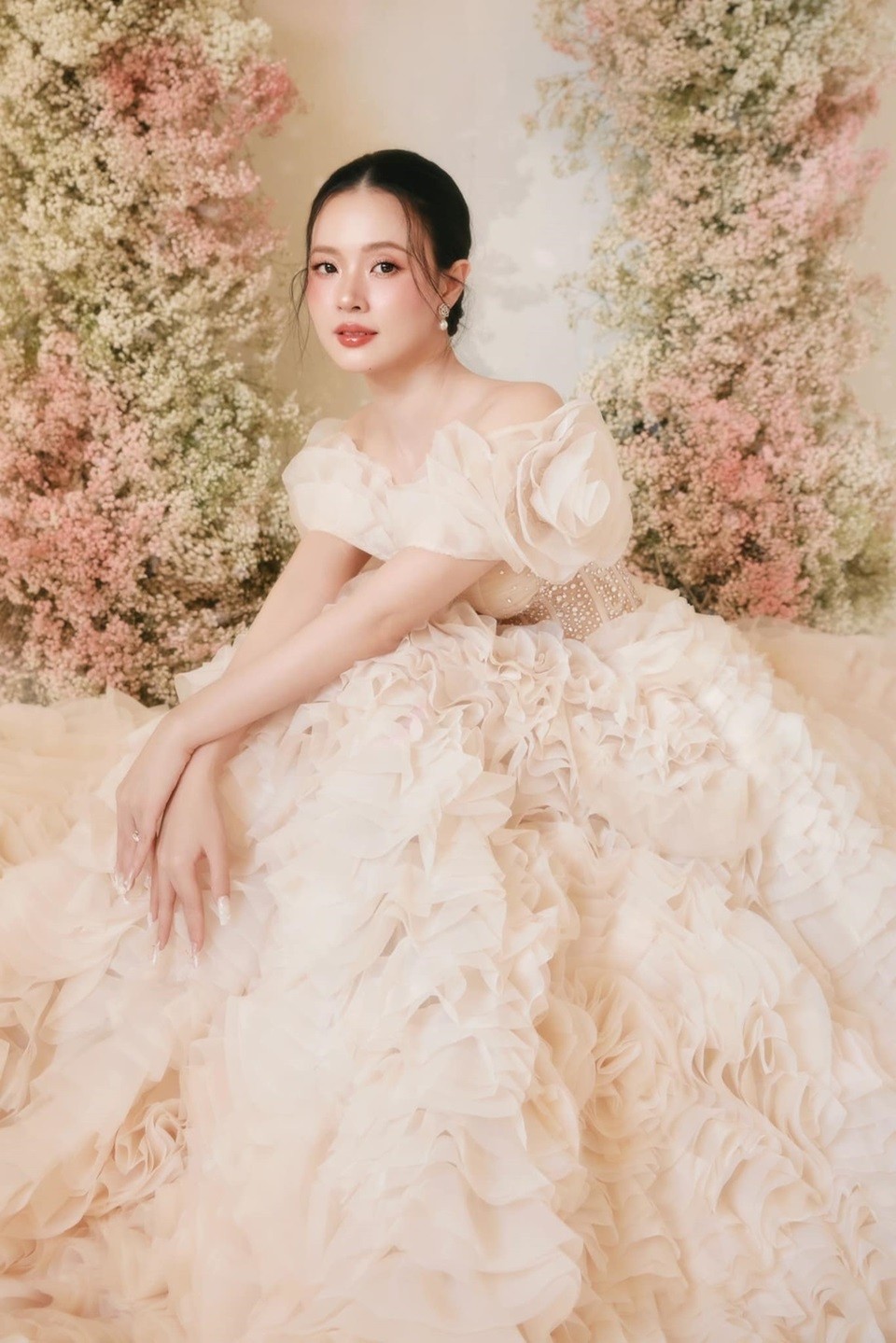 Midu thừa nhận, trước đây là người của công việc, không hề nghĩ đến hôn nhân và cũng không nghĩ sẽ có ngày đủ tin tưởng vào tình yêu để tiến tới kết hôn. Midu thừa nhận, trước đây là người của công việc, không hề nghĩ đến hôn nhân và cũng không nghĩ sẽ có ngày đủ tin tưởng vào tình yêu để tiến tới kết hôn.