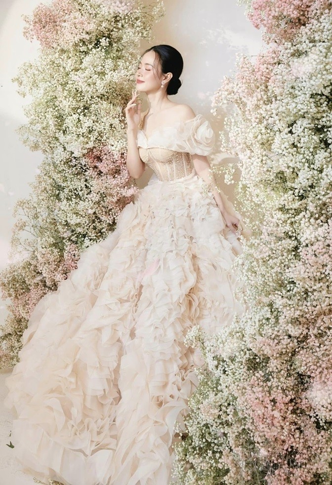 Midu tên thật là Đặng Thị Mỹ Dung, sinh năm 1989. Cô là người mẫu tuổi teen trước khi bén duyên điện ảnh và được biết đến qua các tác phẩm Midu ngọt ngào cùng chồng doanh danh nhân trong bộ ảnh cưới chụp tại studio