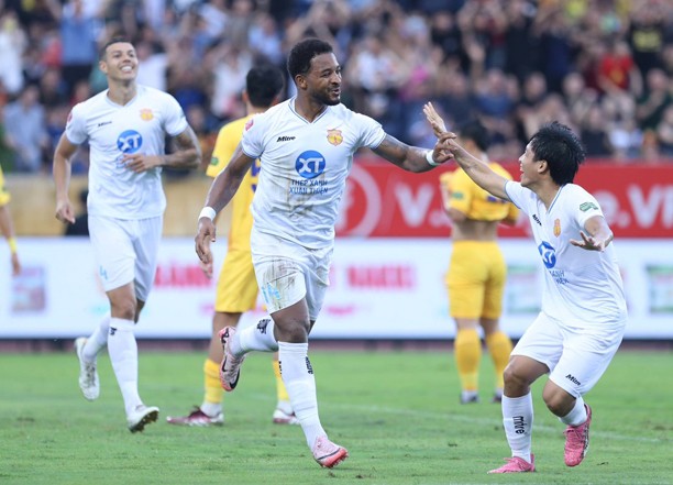 Nam Định vô địch V-League sau 39 năm chờ đợi Nam Định vô địch V-League sau 39 năm chờ đợi