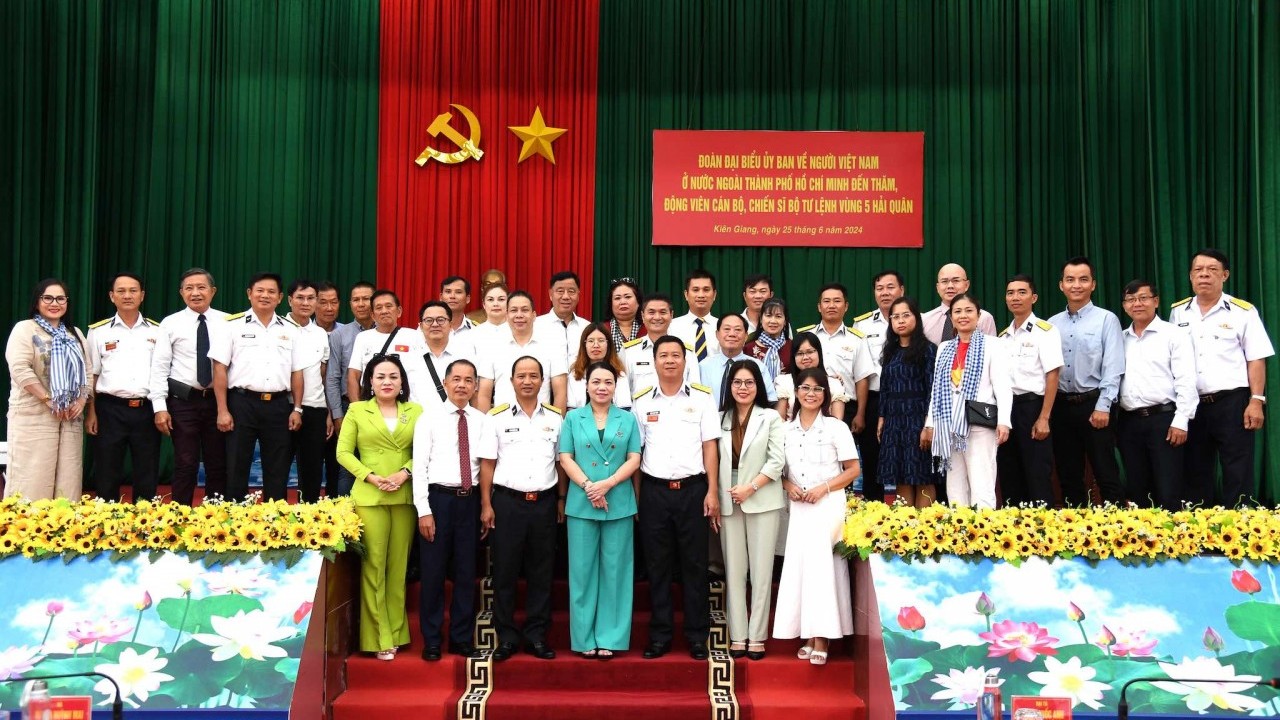Đoàn đại biểu Ủy ban về người Việt Nam ở nước ngoài TP. Hồ Chí Minh thăm Bộ Tư lệnh Vùng 5 Hải quân