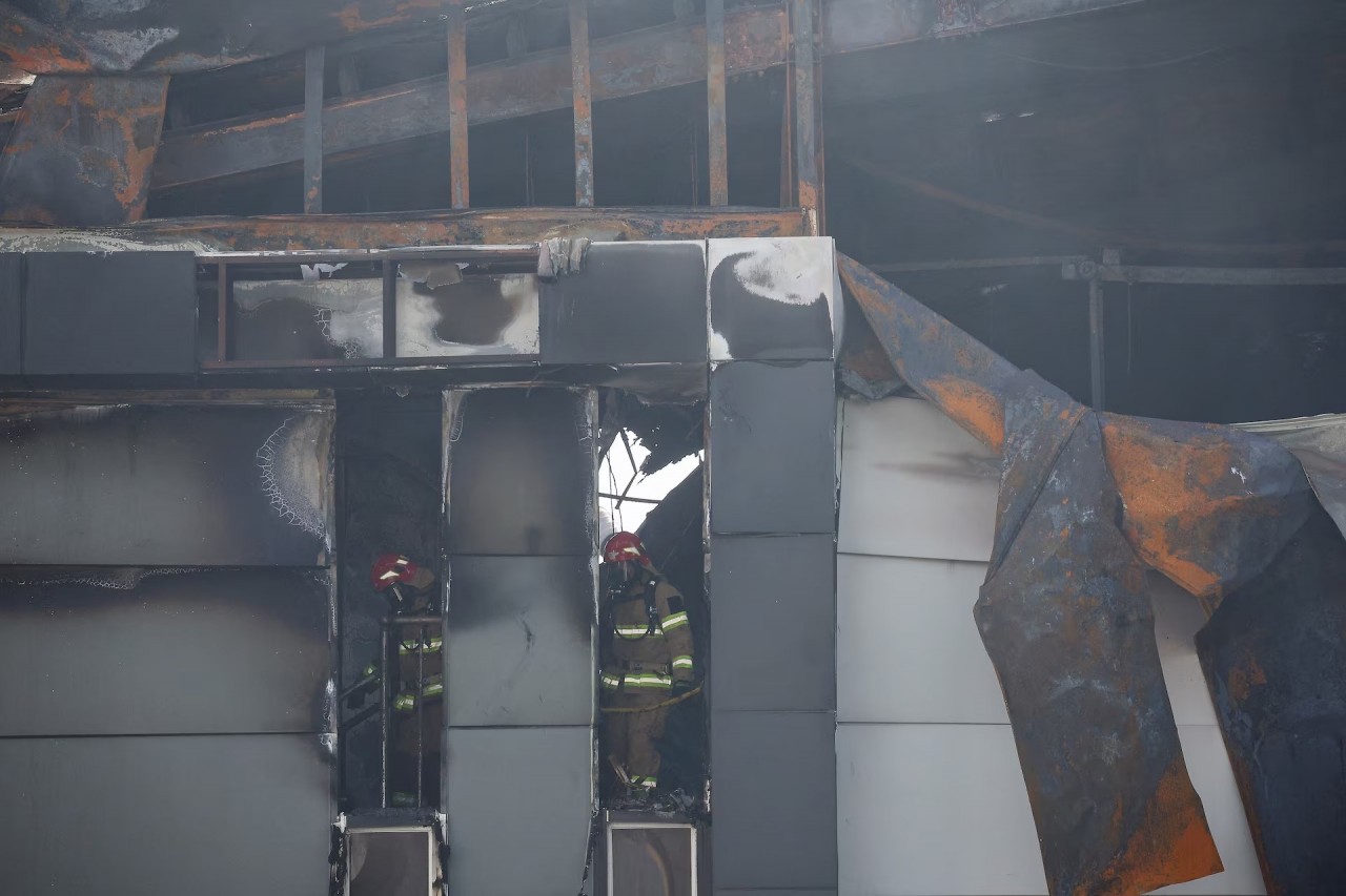 Đống đổ nát sau đám cháy nhà máy sản xuất pin ở Hàn Quốc