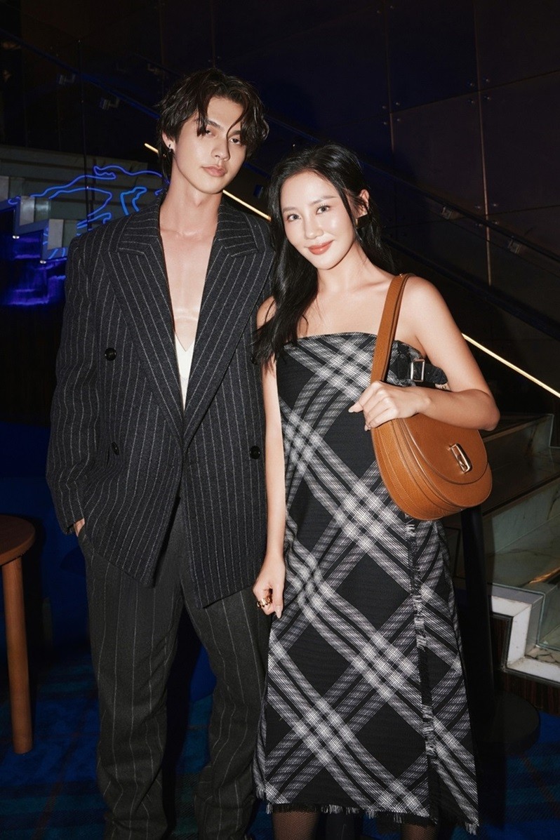 Cặp sao Việt - Thái cùng diện những set đồ thời thượng của nhà mốt nổi tiếng trong buổi tiệc thời trang ở Hong Kong (Trung Quốc). Lần đầu gặp mặt, cả hai thoải mái chuyện trò, cùng nhau quay video gửi lời chào đến người hâm mộ. Văn Mai Hương khen nam thần màn ảnh Thái rất đẹp trai. Bức ảnh chụp chung của hai người được đăng lại trên nhiều trang và nhóm cộng đồng, thu hút bình luận của khán giả. Cặp sao Việt - Thái cùng diện những set đồ thời thượng của nhà mốt nổi tiếng trong buổi tiệc thời trang ở Hong Kong (Trung Quốc). Lần đầu gặp mặt, cả hai thoải mái chuyện trò, cùng nhau quay video gửi lời chào đến người hâm mộ. Văn Mai Hương khen nam thần màn ảnh Thái rất đẹp trai. Bức ảnh chụp chung của hai người được đăng lại trên nhiều trang và nhóm cộng đồng, thu hút bình luận của khán giả.