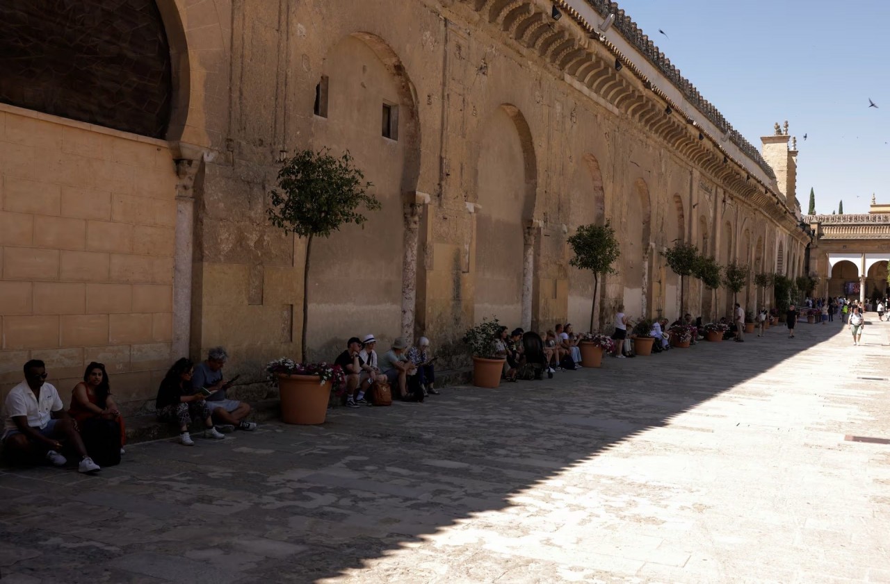 Người dân các châu lục chịu đựng tình trạng nắng nóng kéo dài Người dân các châu lục chịu đựng tình trạng nắng nóng kéo dài