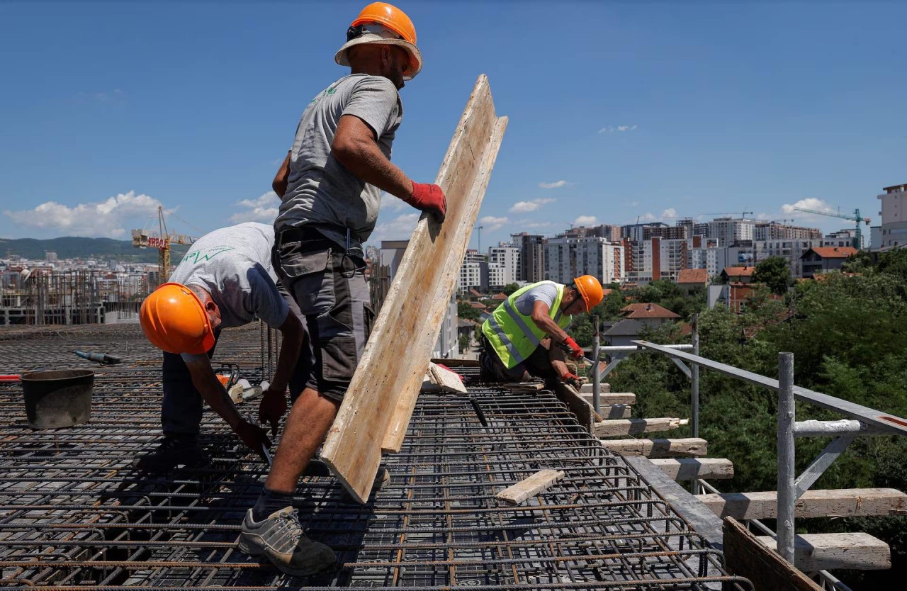 Người dân các châu lục chịu đựng tình trạng nắng nóng kéo dài Người dân các châu lục chịu đựng tình trạng nắng nóng kéo dài