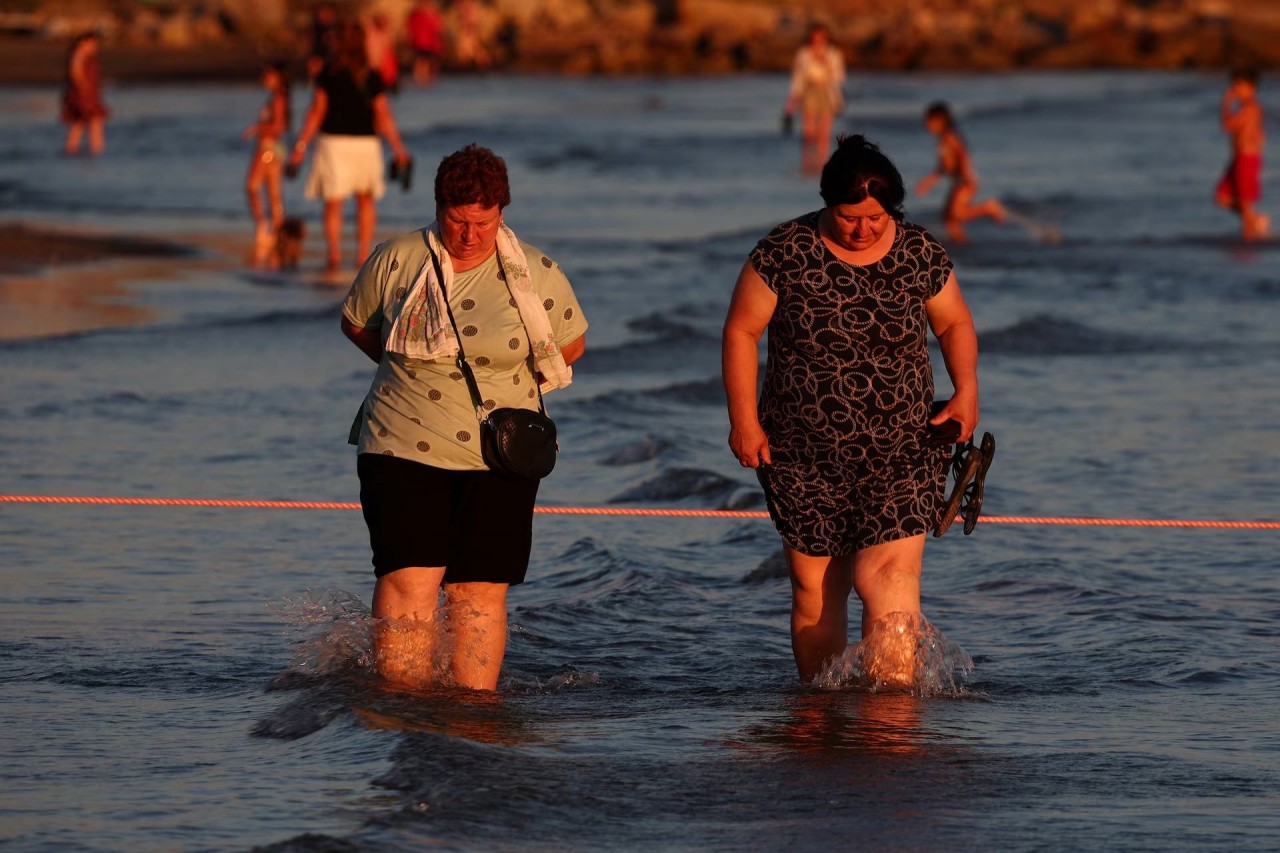 Người dân các châu lục chịu đựng tình trạng nắng nóng kéo dài Người dân các châu lục chịu đựng tình trạng nắng nóng kéo dài