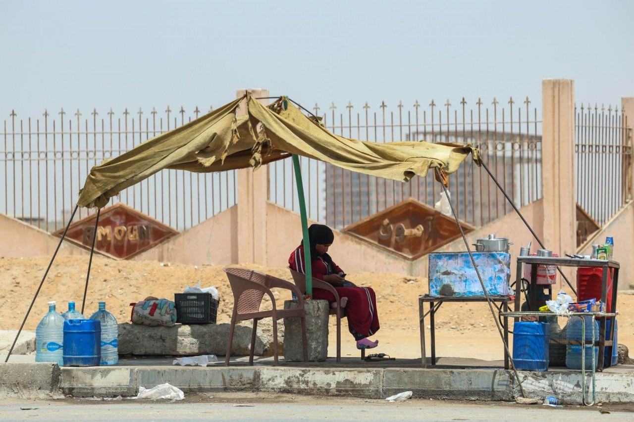 Người dân các châu lục chịu đựng tình trạng nắng nóng kéo dài Người dân các châu lục chịu đựng tình trạng nắng nóng kéo dài