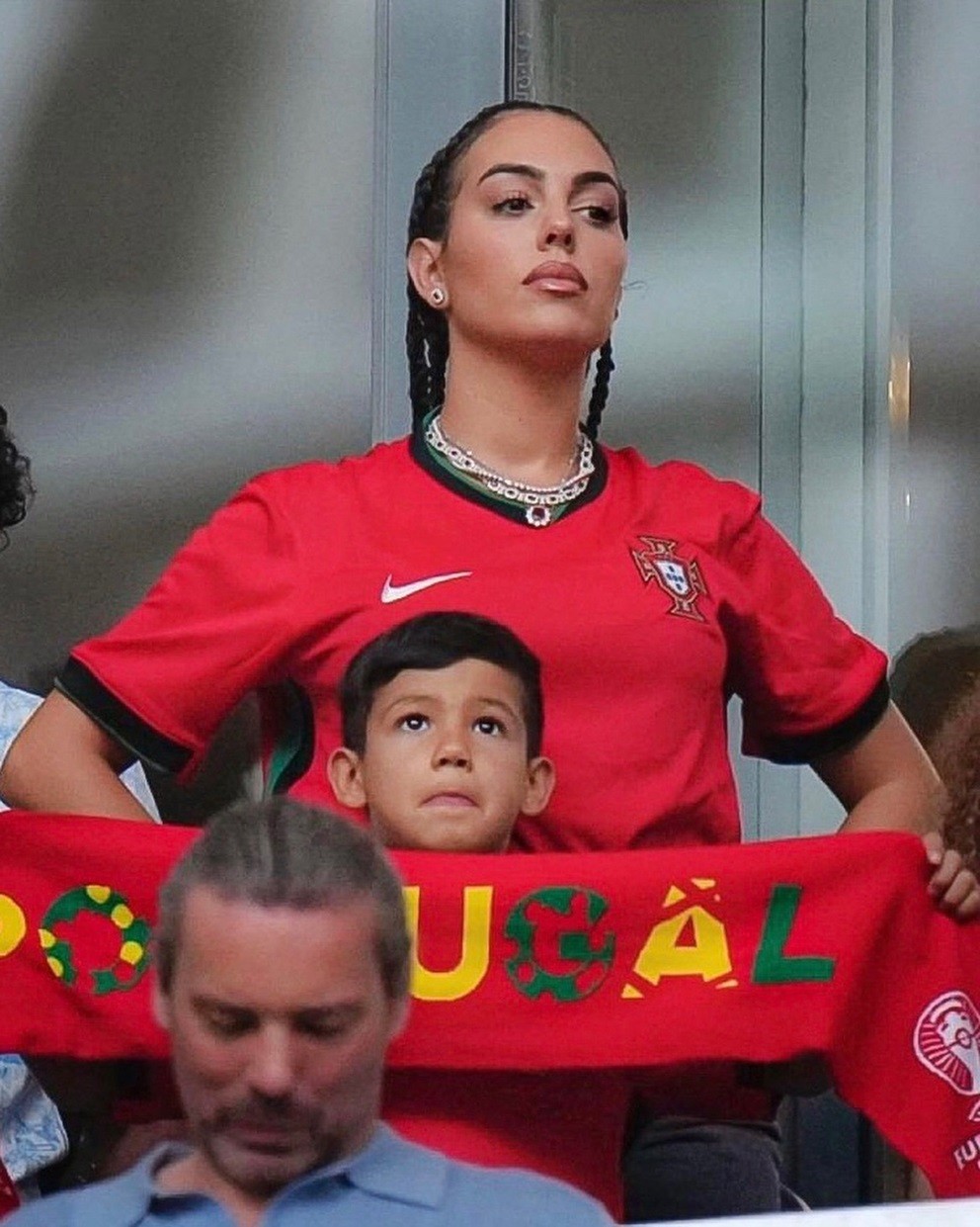 Bạn gái đưa 4 nhóc lớn tới sân Veltins-Arena, Gelsenkirchen, Đức cổ vũ C. Ronaldo khi Bồ Đào Nha gặp Georgia ở lượt trận cuối cùng bảng F rạng sáng 27/6 (giờ Hà Nội). Trong ảnh, Georgina và cậu nhóc Mateo mặc áo tuyển Bồ Đào Nha cầm khăn in tên đội bóng của C. Ronaldo. (Ảnh: Instagram Fan Georgina)