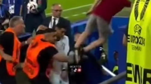 CĐV quá khích tung cước từ khán đài triệt hạ Ronaldo