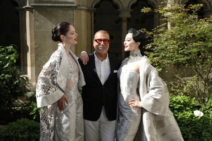 Dự Tuần lễ thời trang Paris 2024, Phạm Băng Băng được khen đẹp như đóa hoa hồng