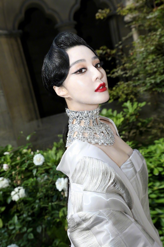 Dự Tuần lễ thời trang Paris 2024, Phạm Băng Băng được khen đẹp như đóa hoa hồng