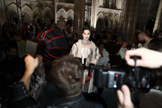 Dự Tuần lễ thời trang Paris 2024, Phạm Băng Băng được khen đẹp như đóa hoa hồng