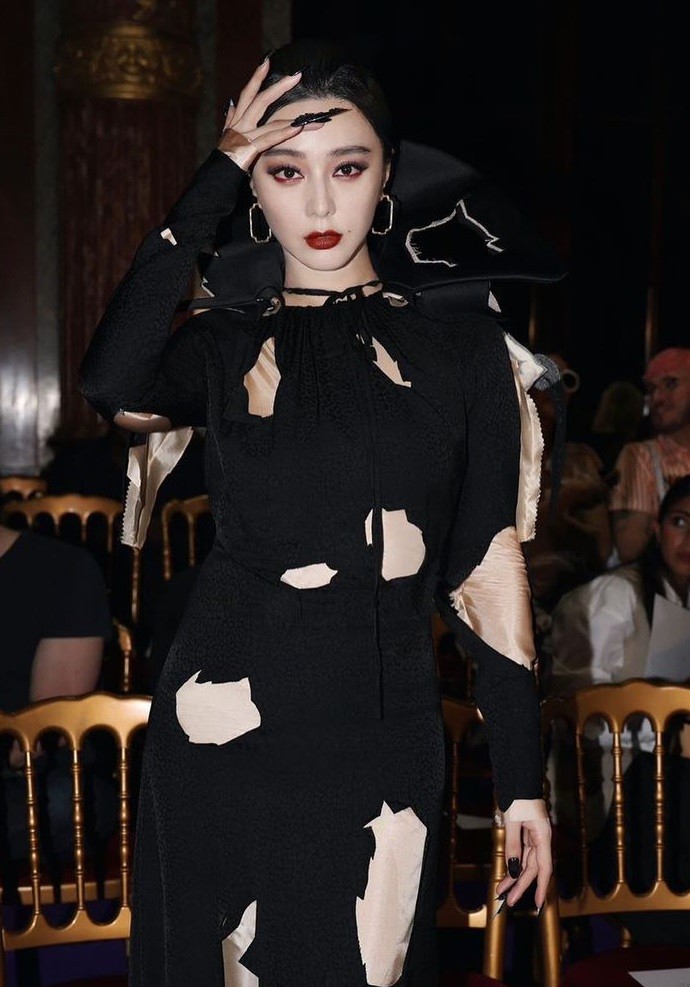 Dự Tuần lễ thời trang Paris 2024, Phạm Băng Băng được khen đẹp như đóa hoa hồng