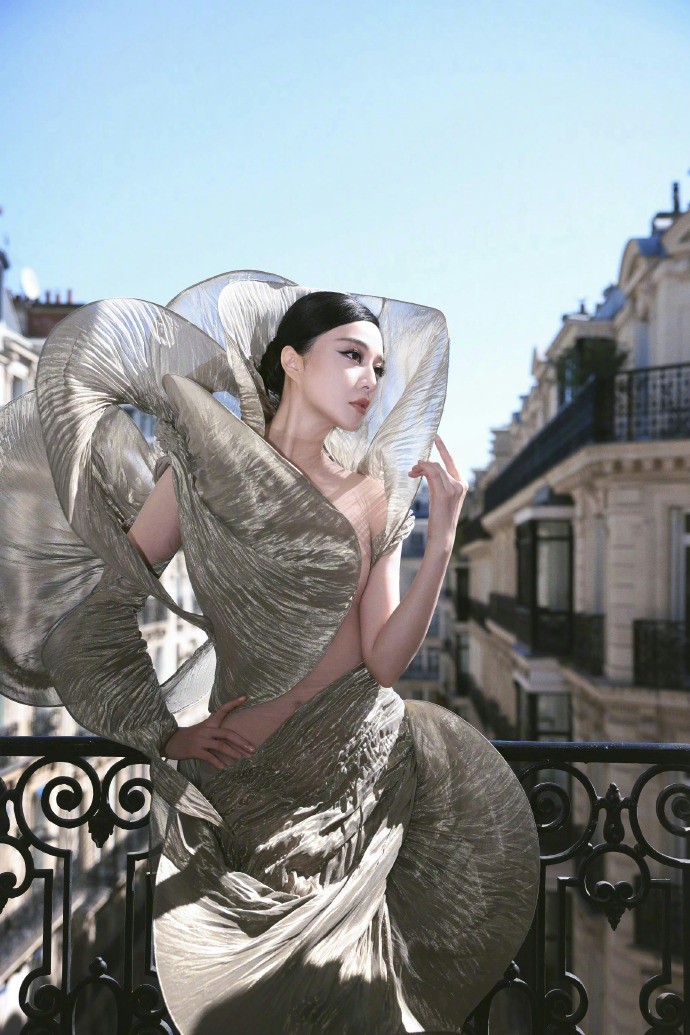 Dự Tuần lễ thời trang Paris 2024, Phạm Băng Băng được khen đẹp như đóa hoa hồng