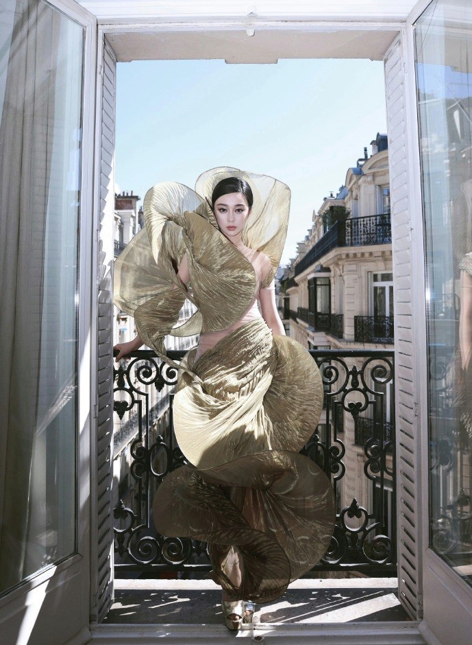 Dự Tuần lễ thời trang Paris 2024, Phạm Băng Băng được khen đẹp như đóa hoa hồng