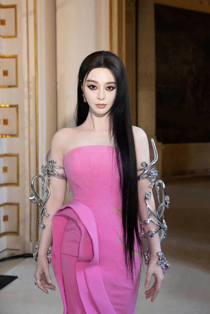 Phạm Băng Băng dự show Tony Ward với bộ đầm nằm trong bộ sưu tập Couture Fall/Winter 2024-2025 của nhà mốt. Trang phục giúp tôn vẻ nữ tính, sang trọng của ngôi sao Hoa ngữ.