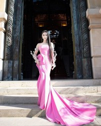 Dự Tuần lễ thời trang Paris 2024, Phạm Băng Băng được khen đẹp như đóa hồng