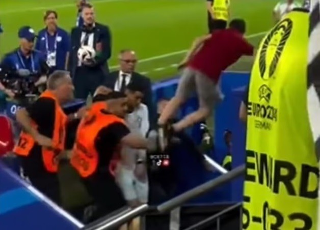 Từ khán đài sân vận động, CĐV quá khích tung chân đá Cristiano Ronaldo