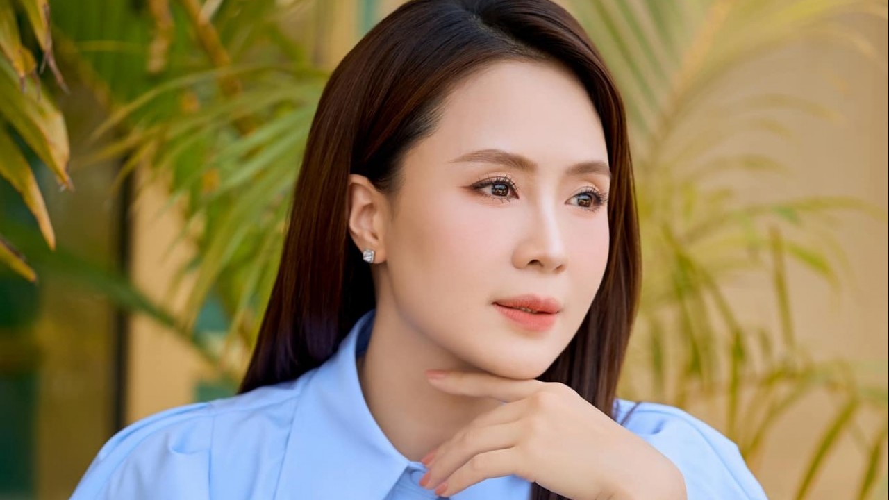 Thời trang kín đáo đầy tinh tế của Hồng Diễm 'Trạm cứu hộ trái tim'