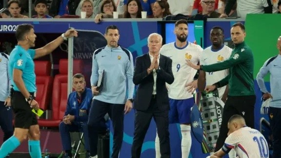 UEFA đuổi việc trọng tài rút thẻ vàng với Kylian Mbappe tại vòng bảng EURO 2024