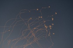 Chảo lửa Trung Đông: Rocket và tên lửa đỏ trời, Israel tuyên bố Hezbollah đang lao vào 'trò chơi' nguy hiểm, phát cảnh báo sơ tán khẩn ở Gaza