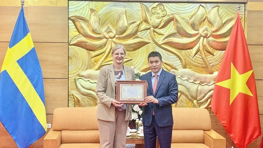 Trao tặng Kỷ niệm chương 'Vì hòa bình, hữu nghị giữa các dân tộc’ cho Đại sứ Thụy Điển tại Việt Nam Ann Mawe