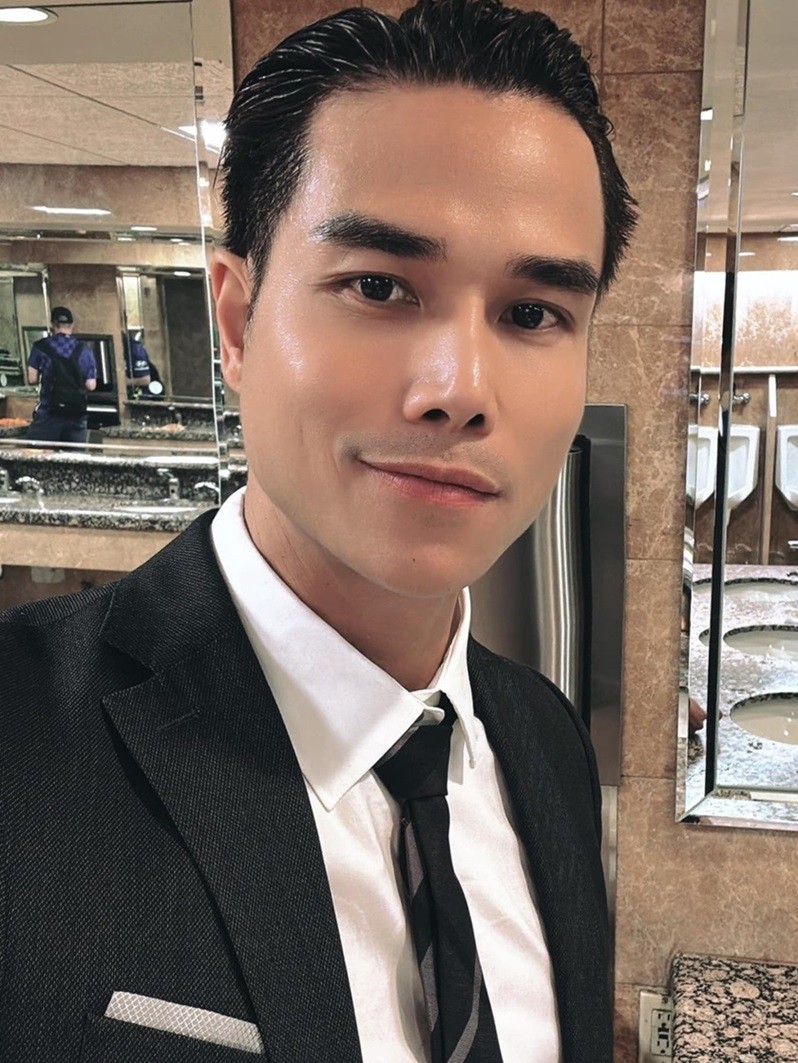 Tiến Đoàn đã ở Mỹ 12 năm. Anh không lập gia đình cũng chưa một lần tiết lộ chuyện tình cảm. Thỉnh thoảng, nam vương chia sẻ ẩn ý cuộc sống độc thân tự do và vui vẻ. Anh thấy bình yên hiện tại là quý giá, phù hợp với bản thân.