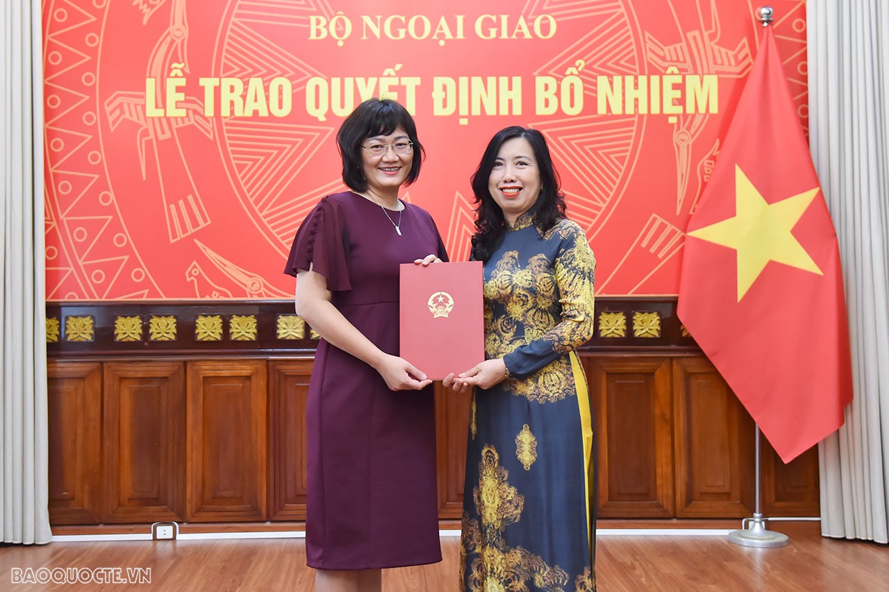 Thứ trưởng Ngoại giao Lê Thị Thu Hằng trao quyết định điều động, bổ nhiệm bà Trần Nam Bình, hoàn thành Tập sự Phó Vụ trưởng, Vụ Hợp tác kinh tế đa phương, giữ chức Phó Giám đốc, Trung tâm Đào tạo, bồi dưỡng cán bộ đối ngoại, Học viện Ngoại giao.