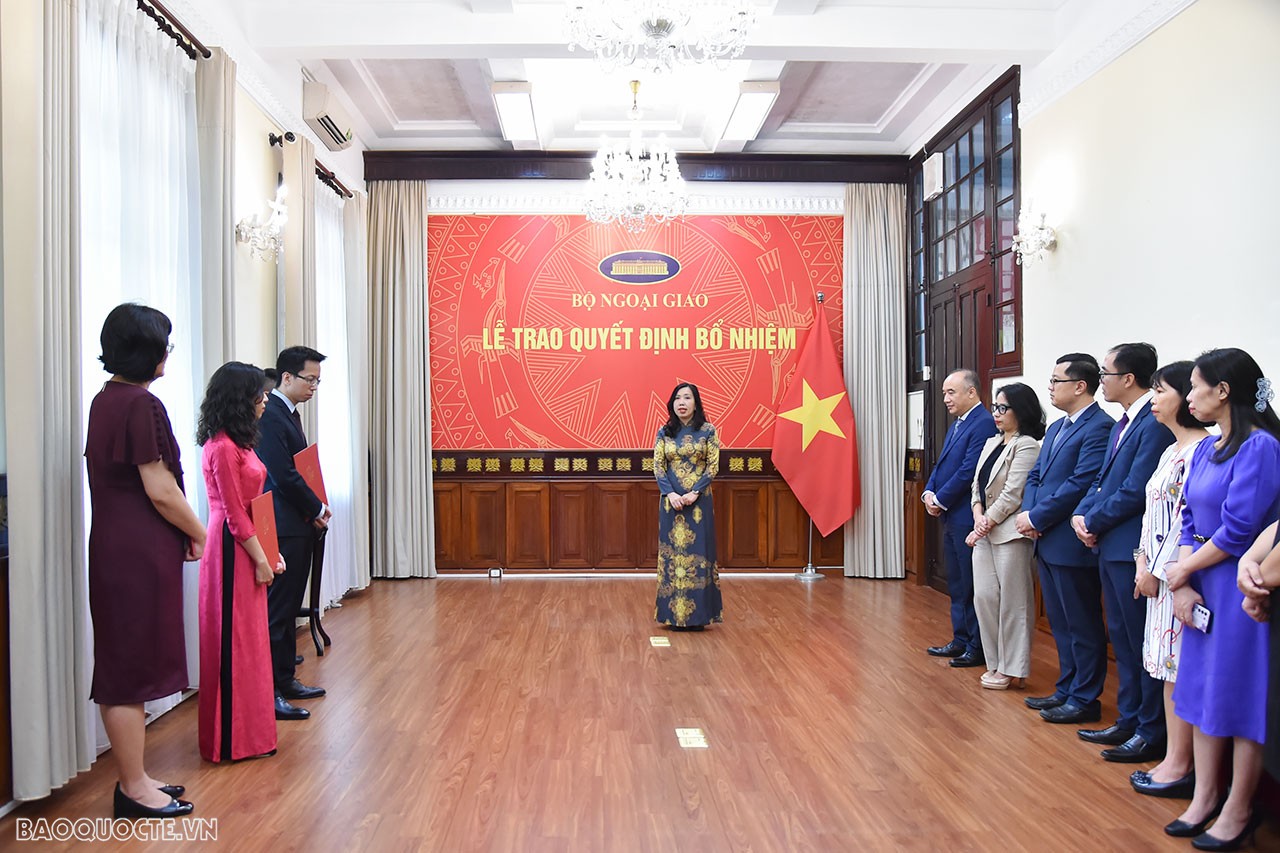 Cho rằng, các cán bộ đã được tập thể đơn vị tín nhiệm đề xuất, Thứ trưởng tin tưởng, dù ở bất kỳ vị trí công tác nào, tại đơn vị cũ hay được điều động sang đơn vị mới, các cán bộ sẽ tiếp tục phát huy kinh nghiệm, năng lực của mình để xây dựng, phát triển đơn vị, đóng góp hiệu quả vào công tác chuyên môn, góp phần đưa công tác của Bộ và đơn vị ngày càng phát triển. 