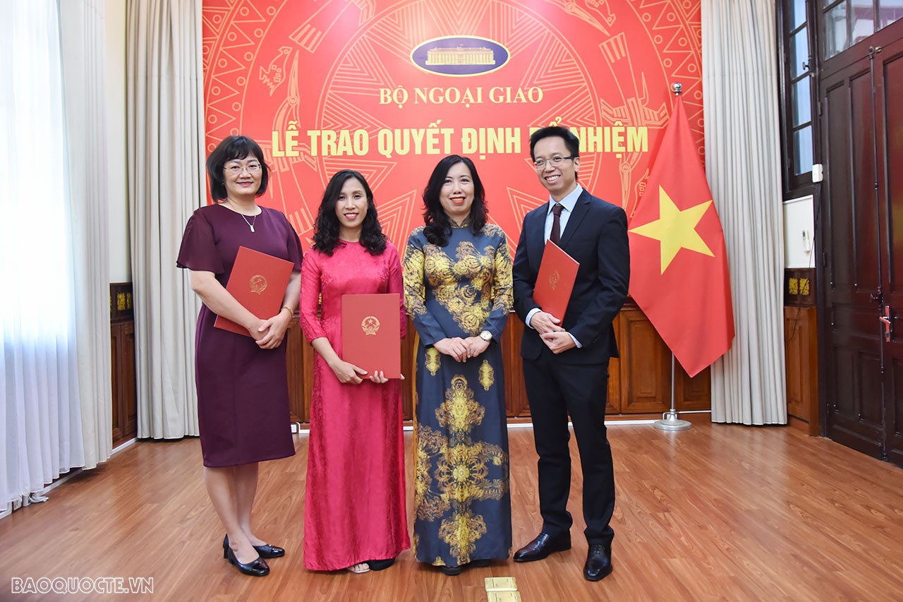 Thay mặt các cán bộ nhận quyết định, ông Đào Lê Phương cảm ơn sự hỗ trợ giúp đỡ của Lãnh đạo Bộ, tập thể đơn vị nơi công tác; khẳng định sẽ tiếp tục đóng góp hết mình, hoàn thành xuất sắc các nhiệm vụ được giao, góp phần xây dựng ngành Ngoại giao ngày càng phát triển, xứng đáng với sự tin tưởng của Bộ trưởng và tập thể Lãnh đạo Bộ.