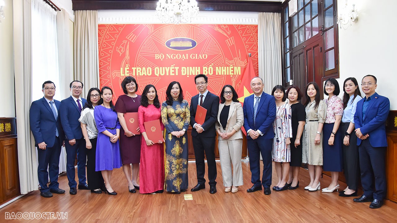 Tham dự buổi lễ trao quyết định có lãnh đạo các đơn vị chức năng của Bộ Ngoại giao.