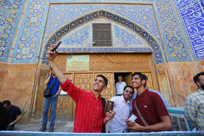 Người dân Iran chụp ảnh selfie khi đi bỏ phiếu bầu cử tổng thống, ngày 27/6. (Nguồn: IRNA) Người dân Iran chụp ảnh selfie khi đi bỏ phiếu bầu cử tổng thống, ngày 27/6. (Nguồn: IRNA)