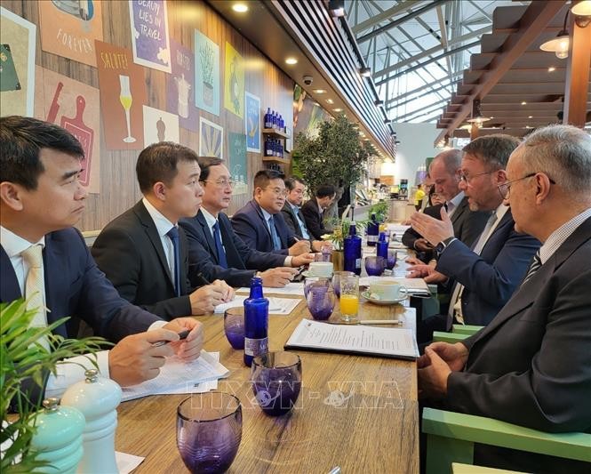 Bộ trưởng Bộ Khoa học và Công nghệ Huỳnh Thành Đạt và đoàn công tác gặp Bộ trưởng Bộ Khoa học và Nghệ thuật bang Hessen, Timon Gremmels, tại Frankfurt ngày 28/6. (Nguồn: TTXVN) Bộ trưởng Bộ Khoa học và Công nghệ Huỳnh Thành Đạt và đoàn công tác gặp Bộ trưởng Bộ Khoa học và Nghệ thuật bang Hessen, Timon Gremmels, tại Frankfurt ngày 28/6. (Nguồn: TTXVN)